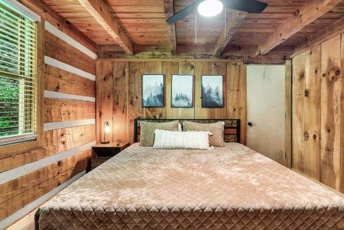 NEW! Black Bear Chalet Getaway with Games, Hot Tub, RnR, Fun in Sevierville, USA