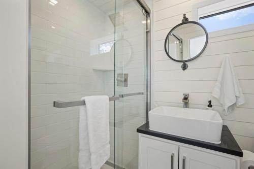 New! Luxury Shipping Container The Desert Escape in Fredericksburg, USA