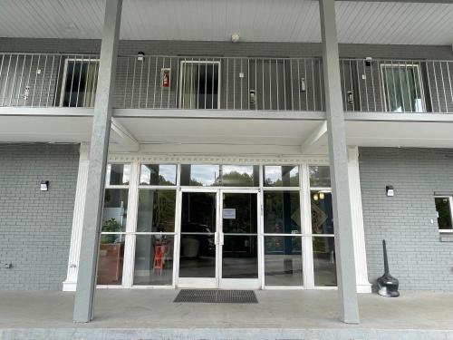 Econo Lodge - image 13