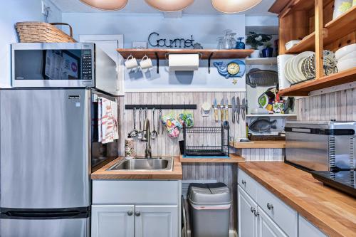 Dog-Friendly Jacksonville Beach Apt with Yard! - image 13