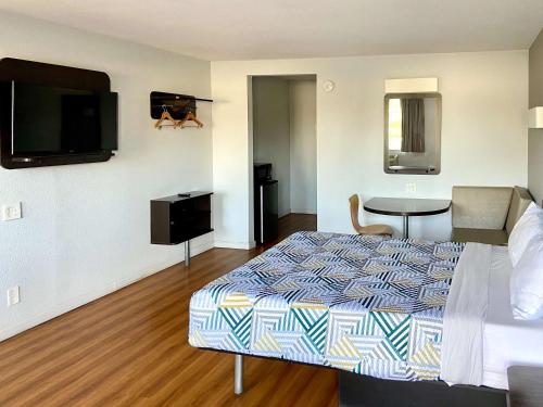 Motel 6-Delano, CA Room Type - Deluxe Queen Room - Non-Smoking