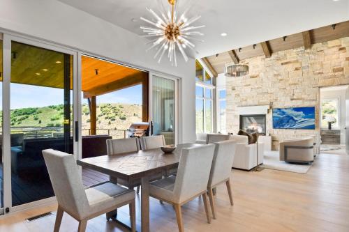 Iekārtas, Luxurious Tuhaye Home with Modern Interior, Mountain Views in Kamasa (UT)