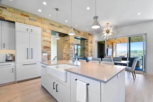 virtuve, Luxurious Tuhaye Home with Modern Interior, Mountain Views in Kamasa (UT)