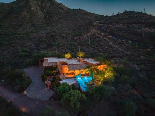 Cave Creek Casa de las Cruces- Mountainside w Views and Pool, Hot Tub and More!