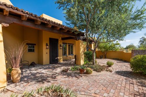 Scottsdale Agave House- Located on one Acre, Resort Style Amenities and Private Casita!