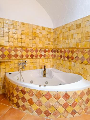 . Casa Cueva The Exclusive Royal Andalusian Cave