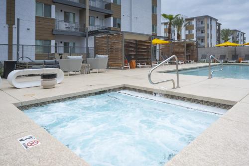Gateway to Old Town 1 BR, Pool Cabanas & Gym!