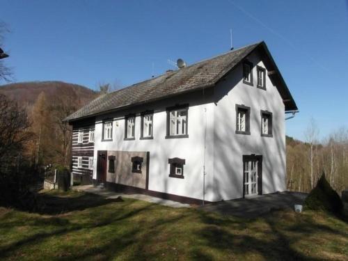 Traditionelles Haus in der Provinz Nordböhmen, umgeben von Wäldern, Hügeln und den Ruinen von Ralsko