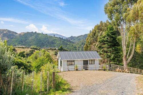 Hilltop View - Nikau Valley Paraparaumu Cottage