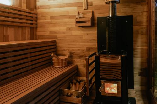 Outdoor Spa & Sauna with amazing views at Jaclyn Studio