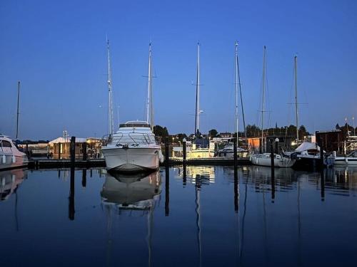 Premium Houseboat Blue Lagoon