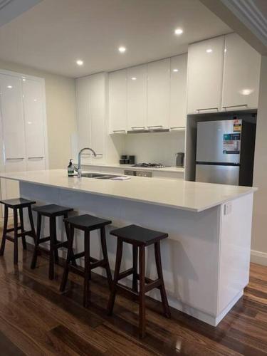 Stylish 4 Bedroom Urban Retreat! photo 2