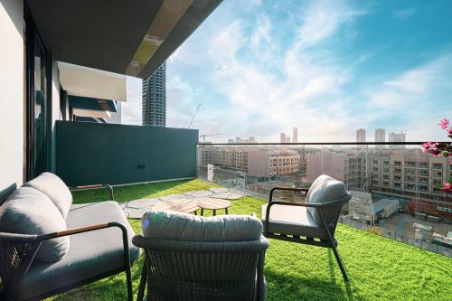 Spacious Balcony, King Bed, Pool at JVC Dubai, Dubái