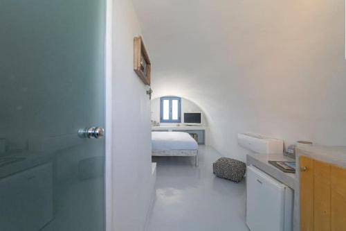 Dome suite,hot tub,sea view in Firostefani!