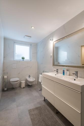 Superior Three-Bedroom Apartment at Liszt Ferenc Square VI. District image 10