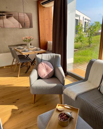 Paradies in den Südsteirischen Weinbergen: Bezauberndes Apartment mit Terrasse, Infinity Pool-Zugang, Sauna und Fitnessbereich!