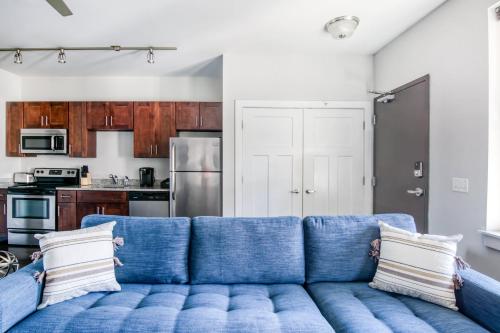 CozySuites Music Row Chic 1BR with free parking 42 in Nashville, USA