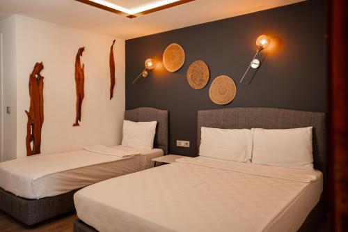 1 king bed, 1 twin bed