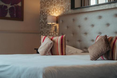Double or Twin Room with Sea View image 3