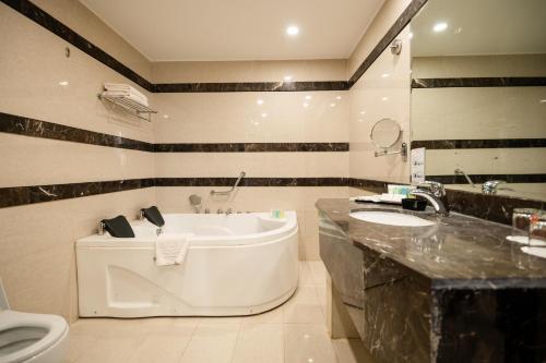 room detail thumbnail 2