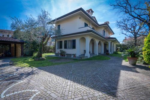 Villa Le Fontanelle In Forte Dei Marmi With Ac - Accommodation - Forte dei Marmi