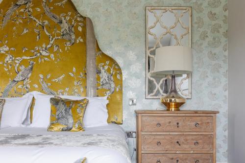 Peak Edge Hotel at the Red Lion - image 2