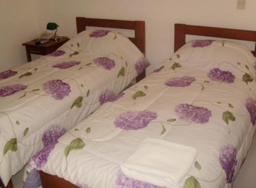 2 twin beds