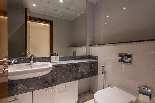 Spacious 3BDR plus maid room in Business Bay - image 10