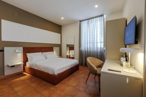1 king bed, 1 twin bed