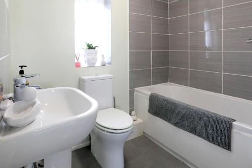 Picture of Lovely 3 Bedroom House With Free Parking & Garden