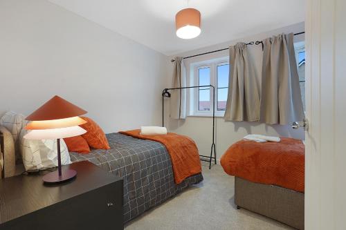 Gravesend 2 Bed Apartment-2 minutes walk from shops, Restaurants and Motorway. Sleep upto 5 - Northfleet