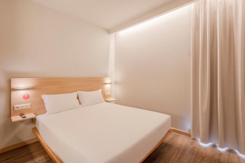Standard Double Room image 5