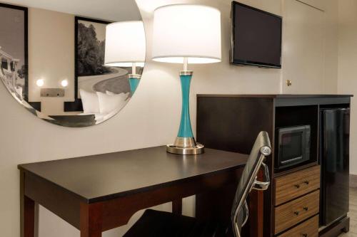 Super 8 by Wyndham Ocean Springs Biloxi - image 8
