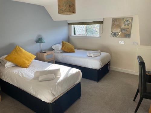 2 twin beds