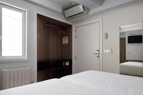 Double or Twin Room - Interior Facing image 10