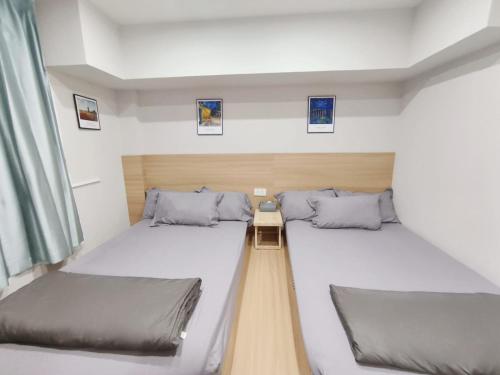 Deluxe Twin Room image 10