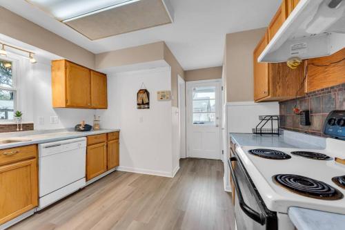 ห้องครัว, Central Falls Hideaway in กูยาโฮกา ฟอลส์ (OH)