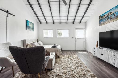 Private Studio Oasis with Nature at Your Doorstep in Thousand Oaks, USA