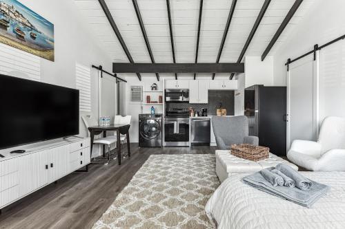 Private Studio Oasis with Nature at Your Doorstep in Thousand Oaks