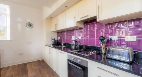 Konyha, The Caledonian 3 Bedroom Self Catering Apartment in historic Abbey in Fort Augustus Városközpont