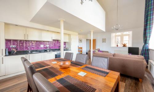 Konyha, The Caledonian 3 Bedroom Self Catering Apartment in historic Abbey in Fort Augustus Városközpont