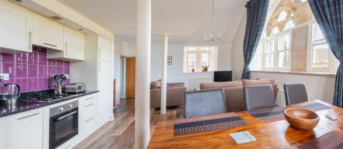 Konyha, The Caledonian 3 Bedroom Self Catering Apartment in historic Abbey in Fort Augustus Városközpont