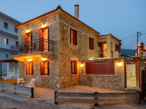 Waveside Sanctuary - Luxurious Seastone Villa, Avia