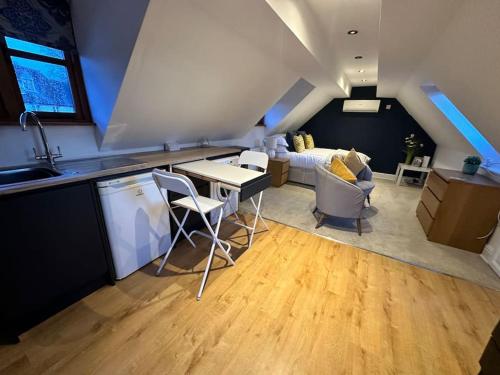 Stunning studio flat with own large garden in Shrewsbury SLEEPS 2