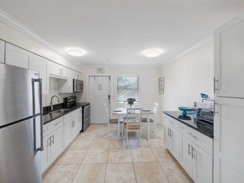 Bright and Sunny 2BR !!Close to Peanut Island!! in Riviera Beach, USA
