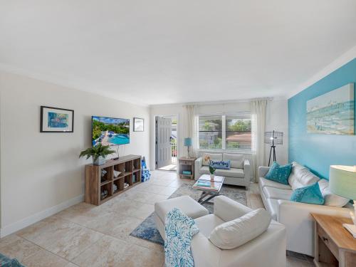 Bright and Sunny 2BR !!Close to Peanut Island!! in Riviera Beach, USA