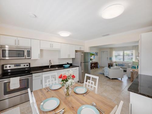 Bright and Sunny 2BR !!Close to Peanut Island!! in Riviera Beach, USA