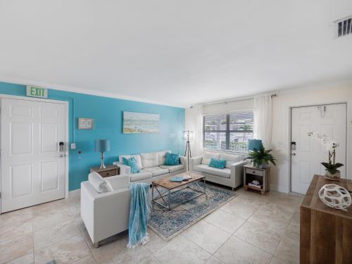 Bright and Sunny 2BR !!Close to Peanut Island!! in Riviera Beach, USA