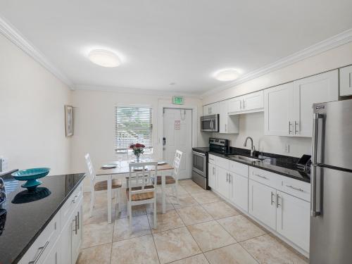 Bright and Sunny 2BR !!Close to Peanut Island!! in Riviera Beach, USA