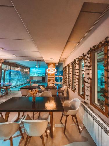 Restaurante, Grey Escape Apartments in Hraiche